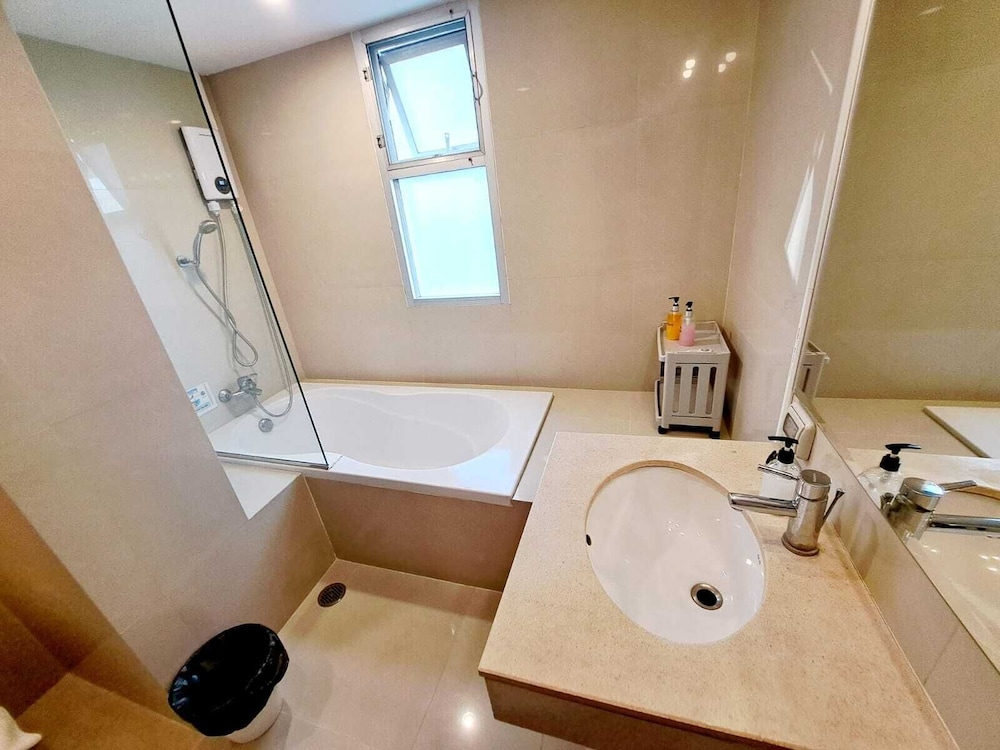 6C - 2 Bedroom Downtown Apartment With Shared Pool