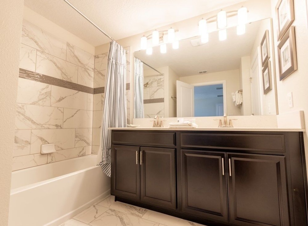 Cozy 4 Bed Town Home With Splash Pool 4 Bedroom Townhouse by RedAwning view 3
