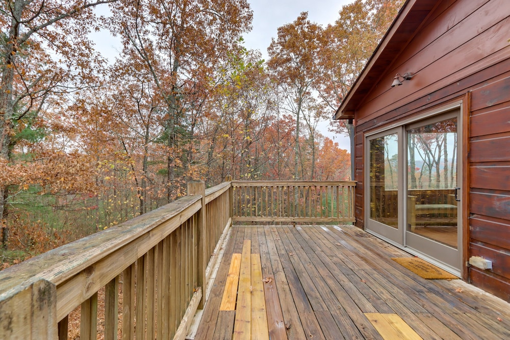 Blue Ridge Cabin w/ Hot Tub, 5 Mi to Downtown!