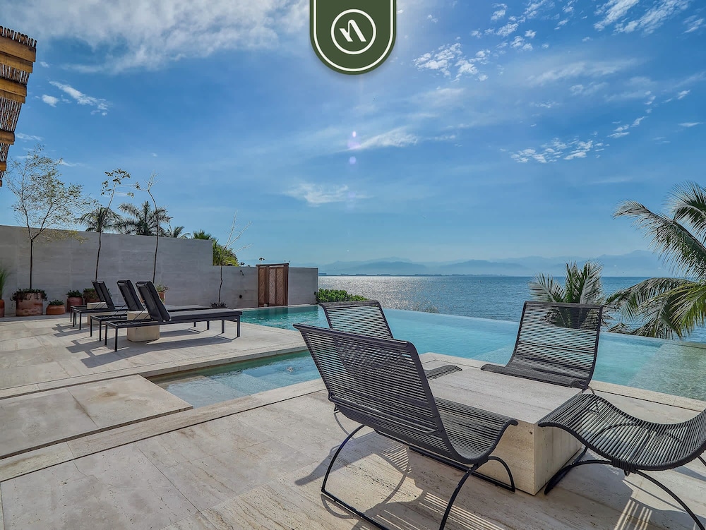 Luxury 4BR Oceanfront Condo - Private Beach - Pool