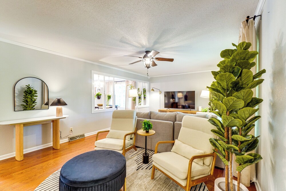 1 Mi to Dtwn: Quiet Retreat w/ Yard in Clinton