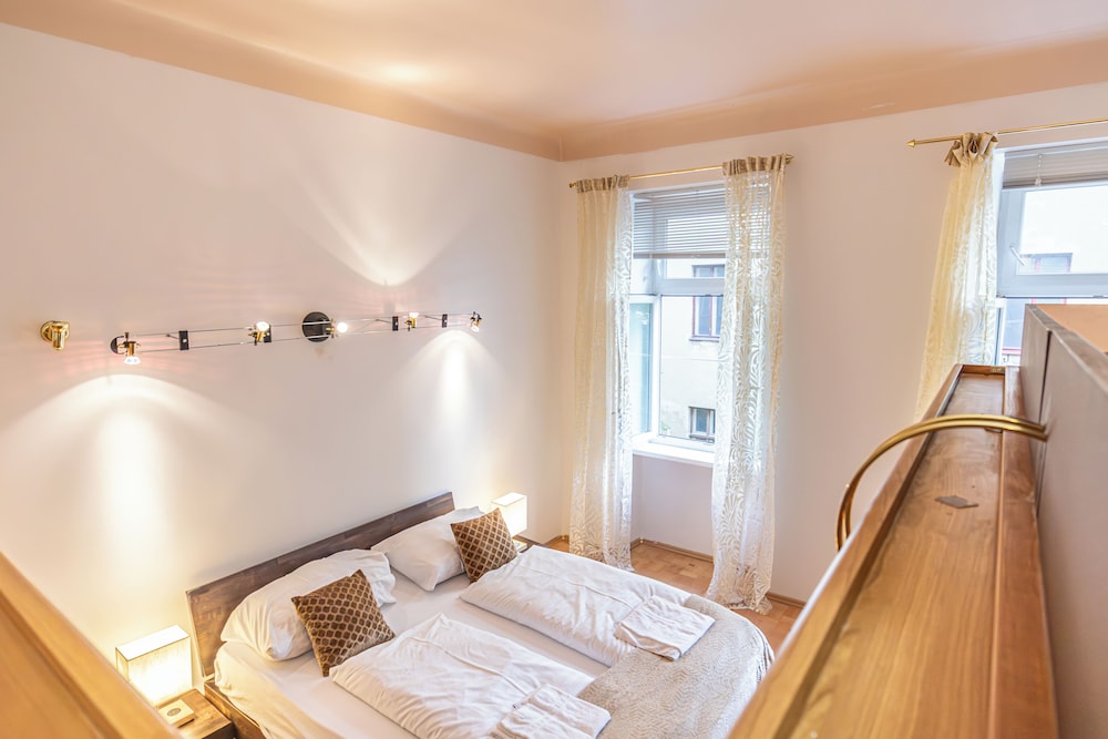 Chic 2BR City Stay Central Location