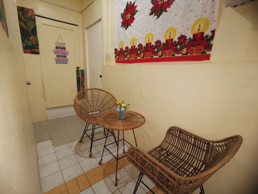 Resort’s Side Hostel near Shangrila