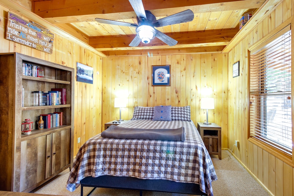 Hot Tub + Decks: Sherwood Forest Cabin