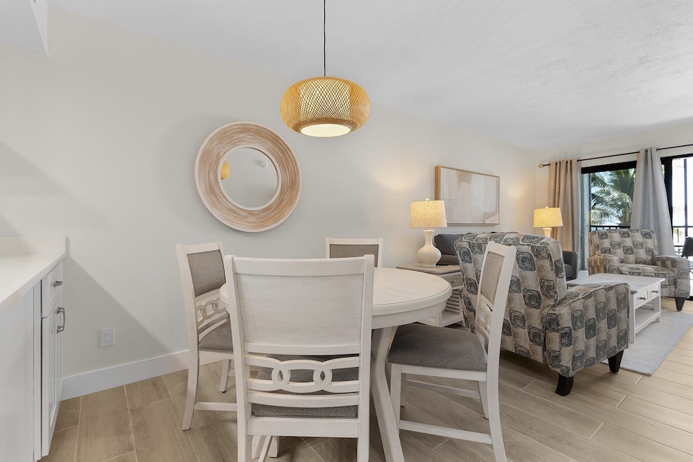 Seaside 209: Oceanview 2br/2ba Condo With Pool, Steps To Beach 2 Bedroom Condo