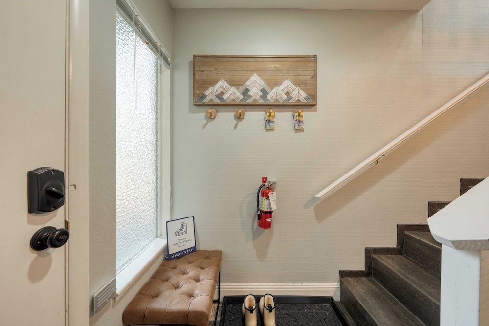Ski Way by Avantstay Cozy Tahoe Home w/ Fireplace & Balcony