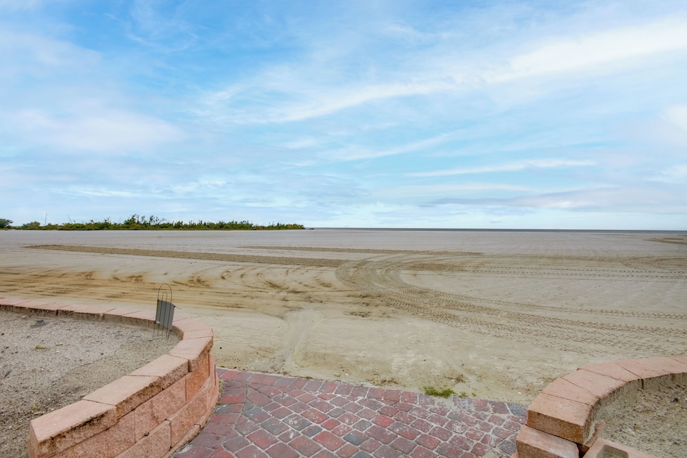 4 Mi to Lovers Key SP: Modern Condo w/ Ocean Views