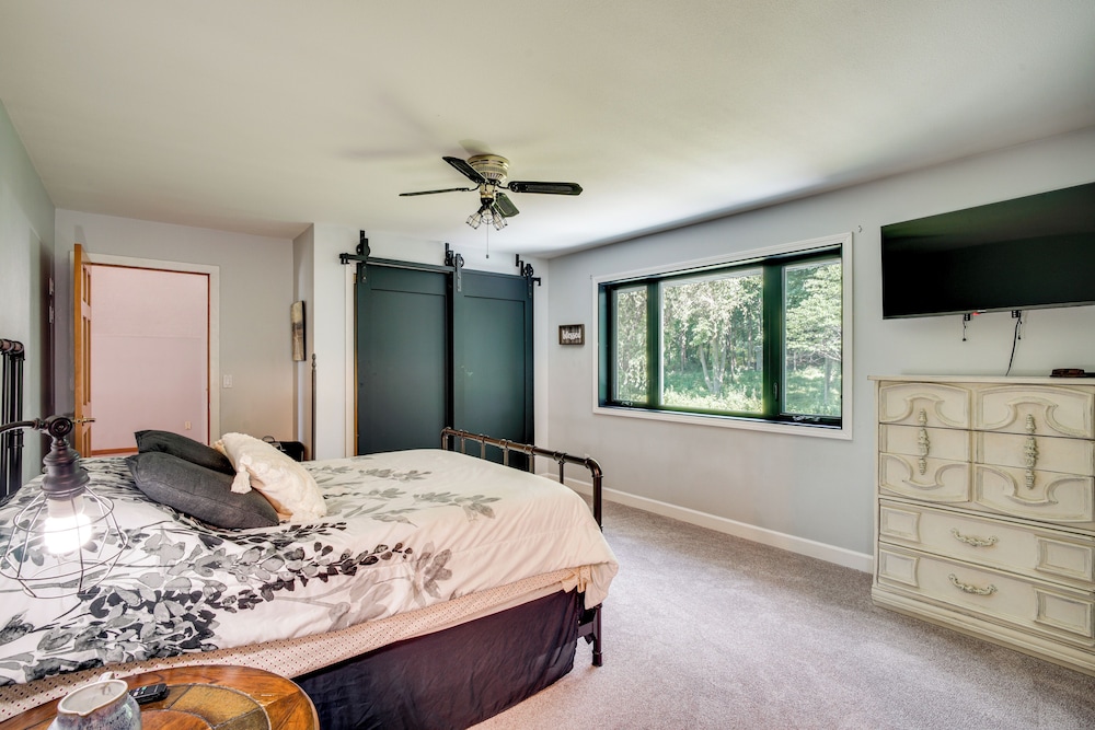 Spacious Family Villa w/ Decks in Chilton!