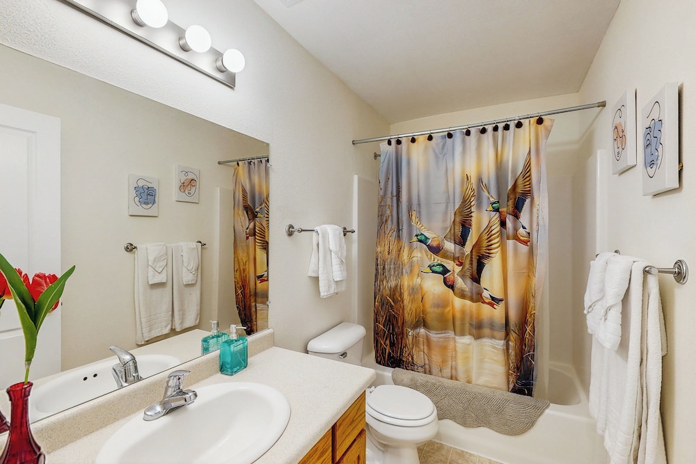 3BR House w/ Lake Views, Full Kitchen, A/C & Wifi
