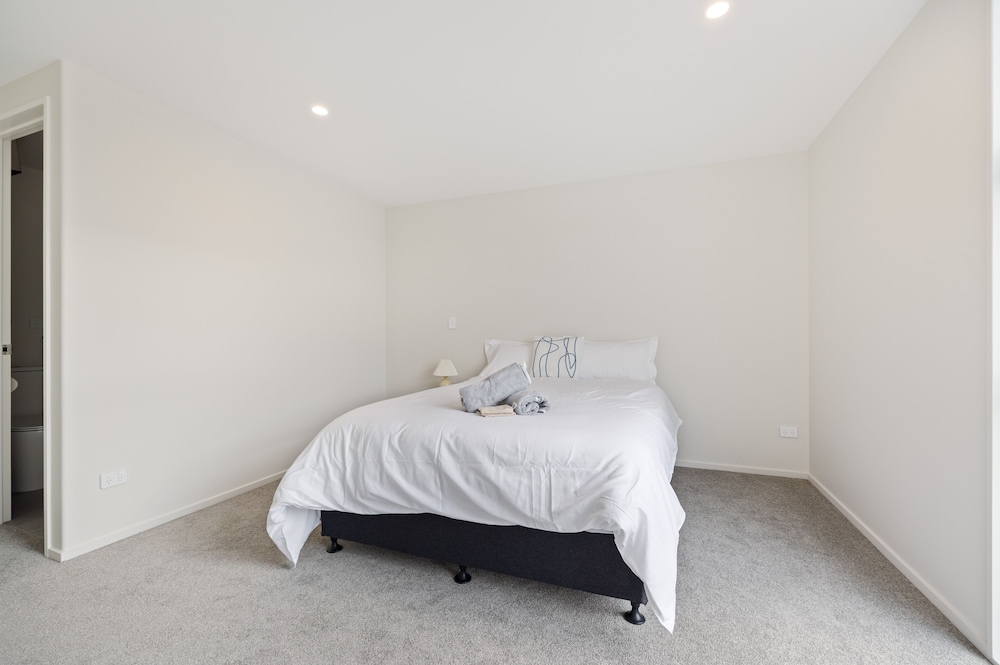 New Central Stay Near CHCH's Best