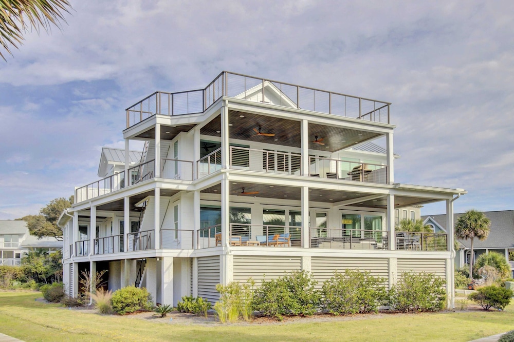 7 Beachwood East by Avantstay Steps to the Beach Ocean Views, Hot Tub, 7bdr