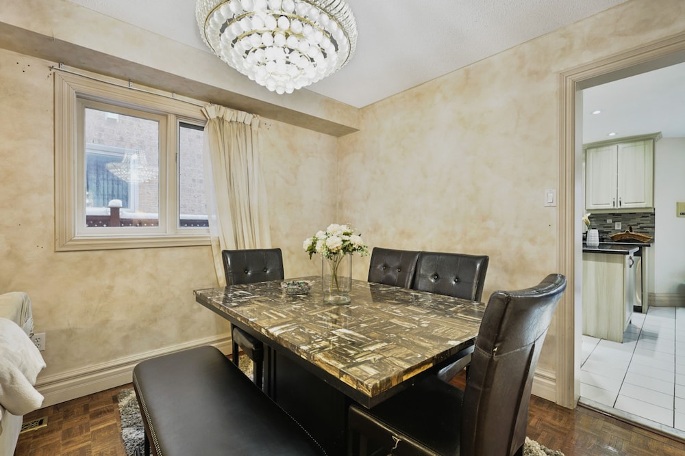 Mississauga Retreat Your Spacious 5-bedroom Home