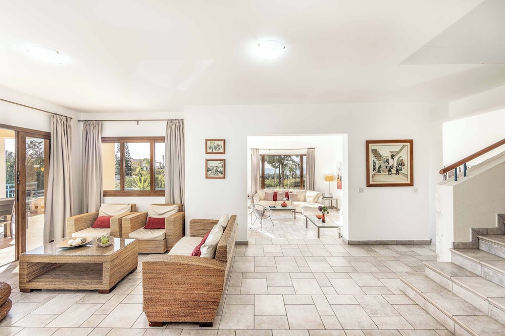 Apollon Zeus Villa