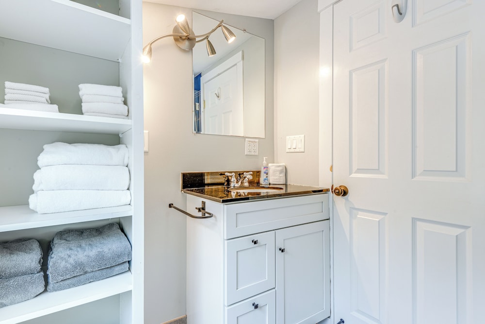 2 Mi to Mt Snow: Warm & Cozy Family Winter Retreat