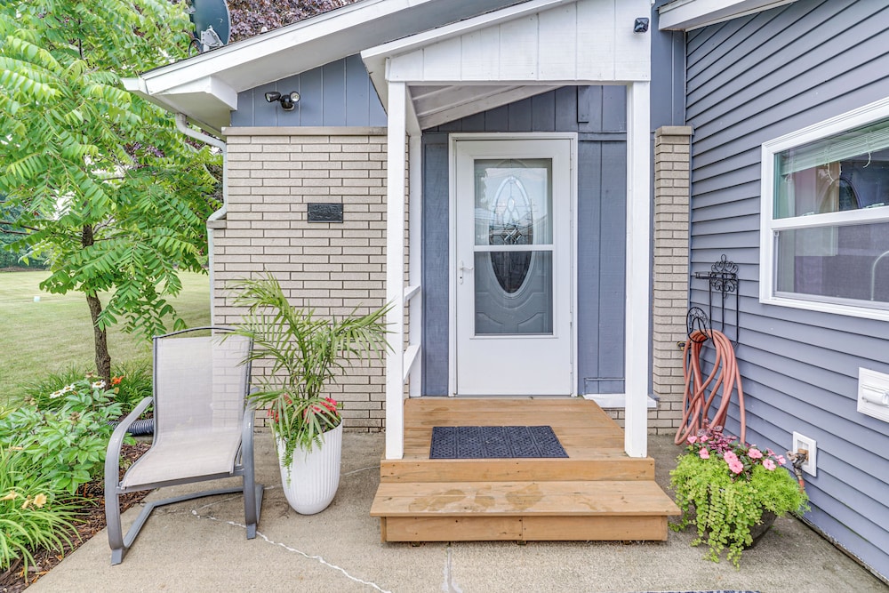 1 Block to Lake Huron: Pet-friendly Apt w/ Kayaks
