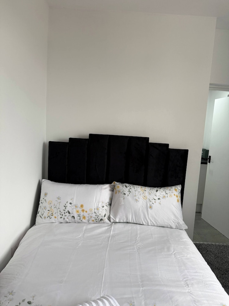 Peaceful Luton Apartment Close to Airport & Amenities