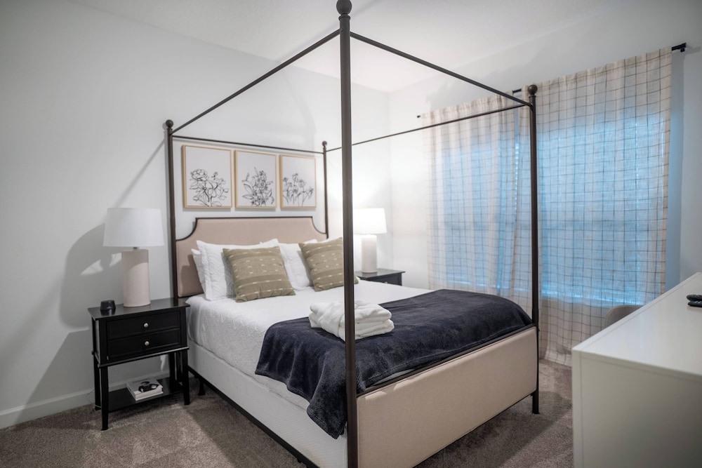 4BR Luxury Home at Champions Gate With Pool