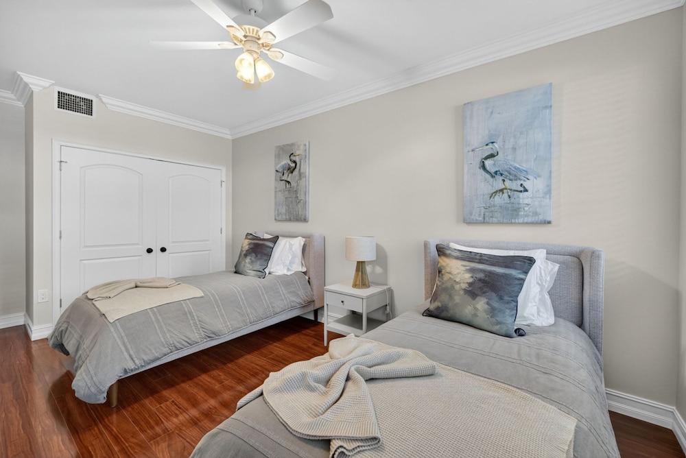 New Daisy Elegance Townhouse Steps From The Beach