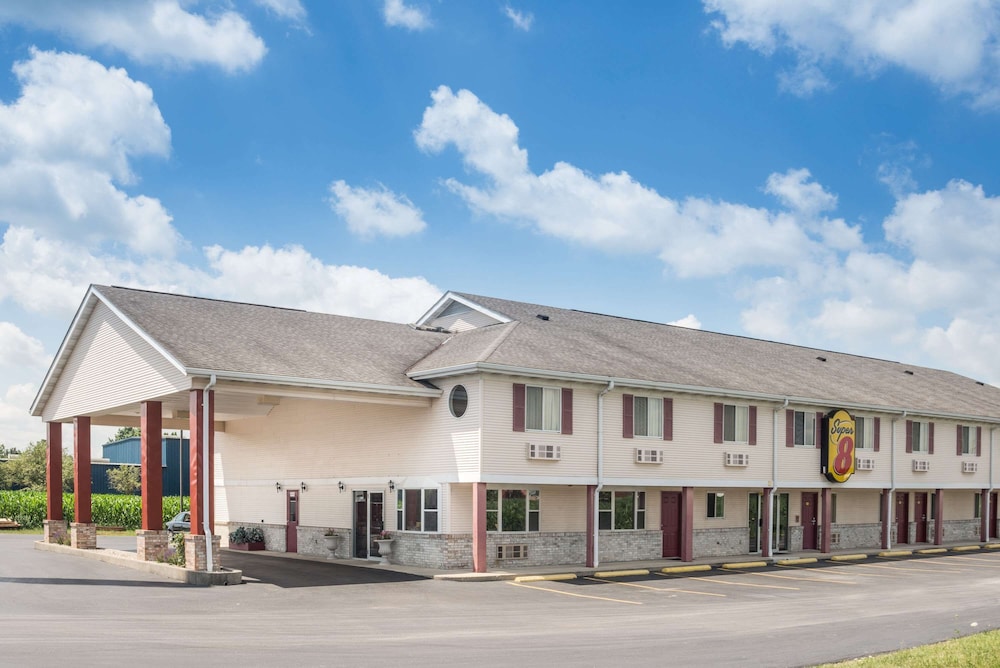 Lima Vacations - Super 8 by Wyndham Wapakoneta - Property Image 1