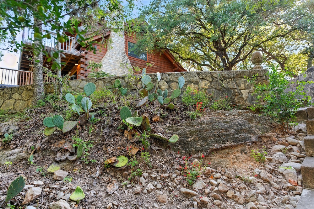 Frio Rivers Edge In The Heart Of Hill Country 3 Bedroom Cabin