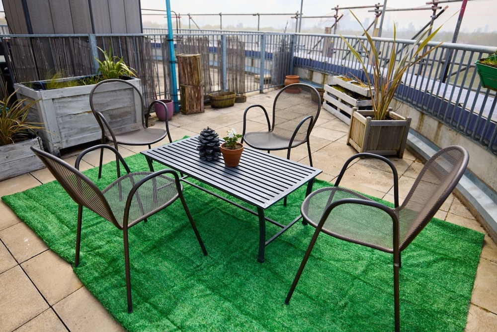 The Queensland Sanctuary - Trendy 2bdr Flat With Terrace