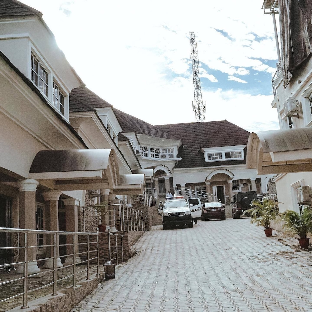 House 919 Suites And Apartments