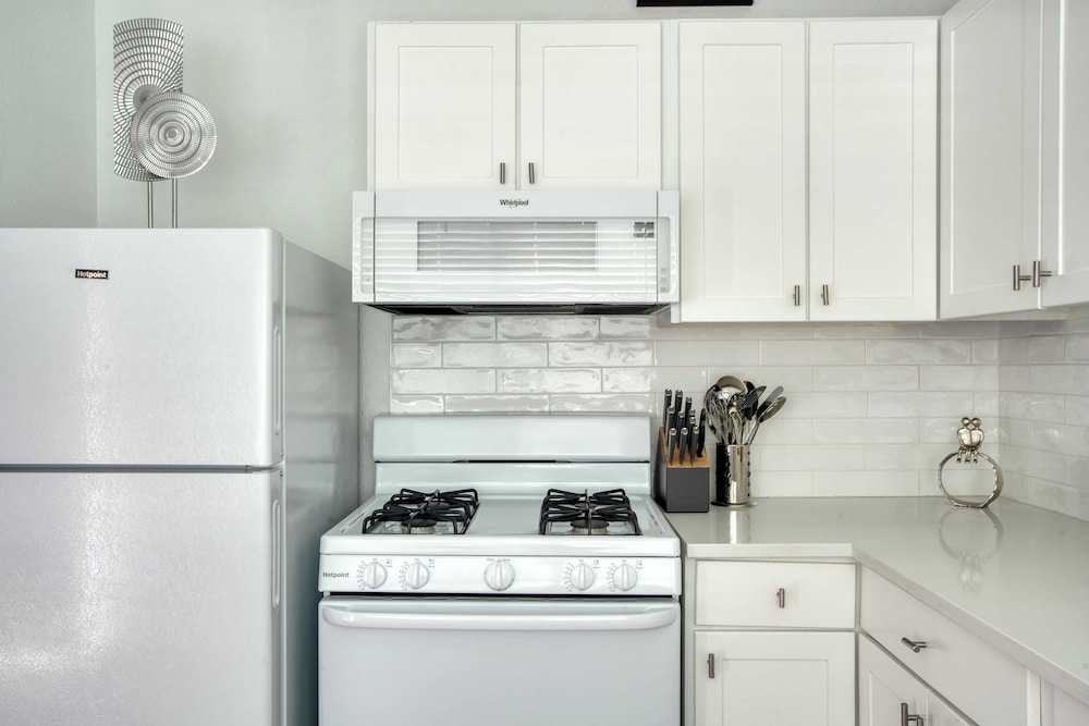 Modern Home w/ Shared Pool, Yard & Prime Location Fairlawn Lane B by Avantstay