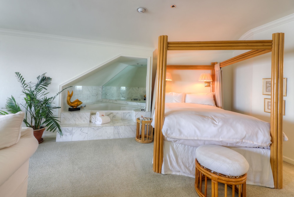 Lighthouse Club Hotel