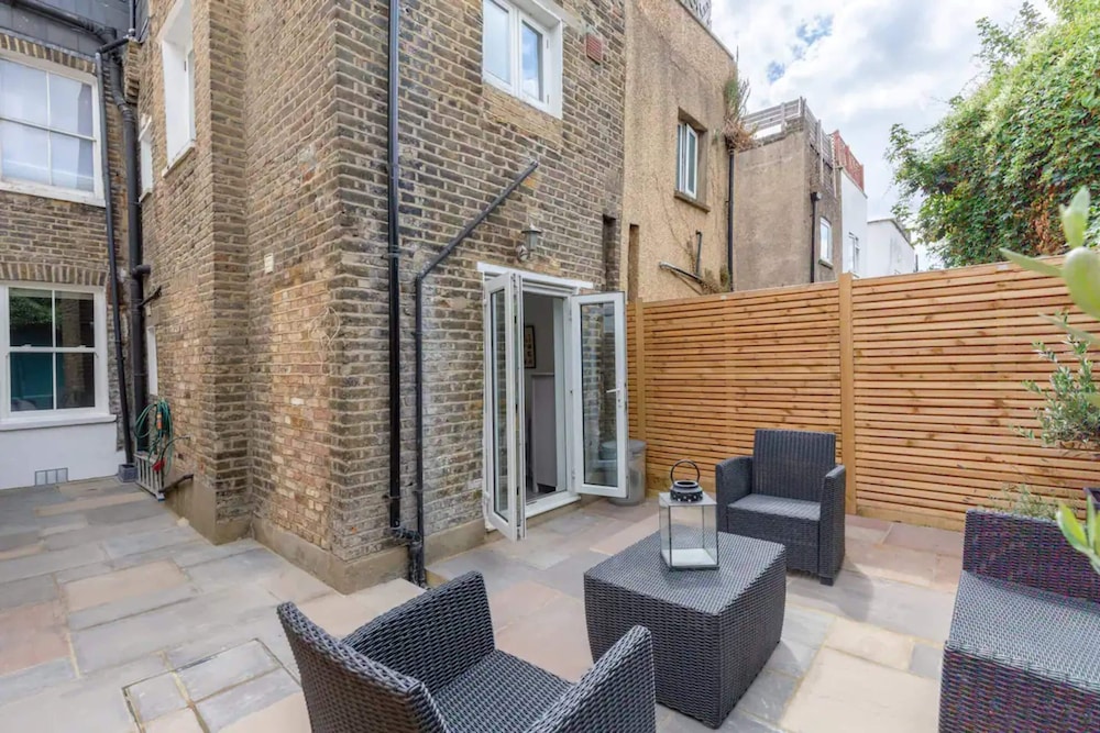 Stylish 1 Bedroom Apartment in Nine Elms With Garden
