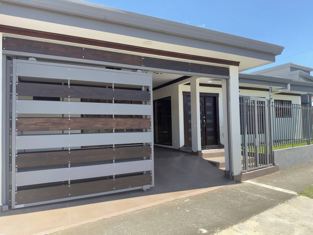 Fully Equipped 3 Beds 2 Cars 20-min Airport