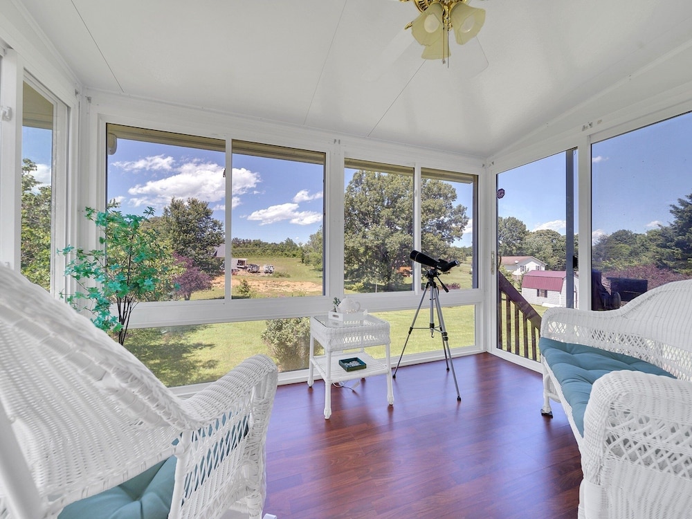 Smoky Mtn Retro 4 Bedroom Home