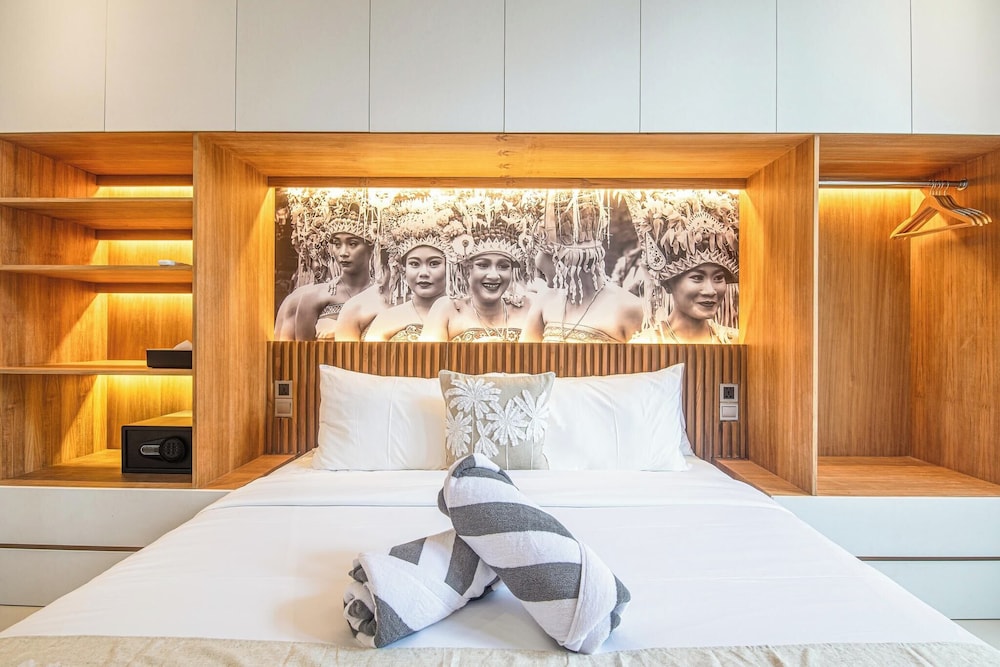 Luxury 5BR Retreat, 400m From Café Del Mar Shore
