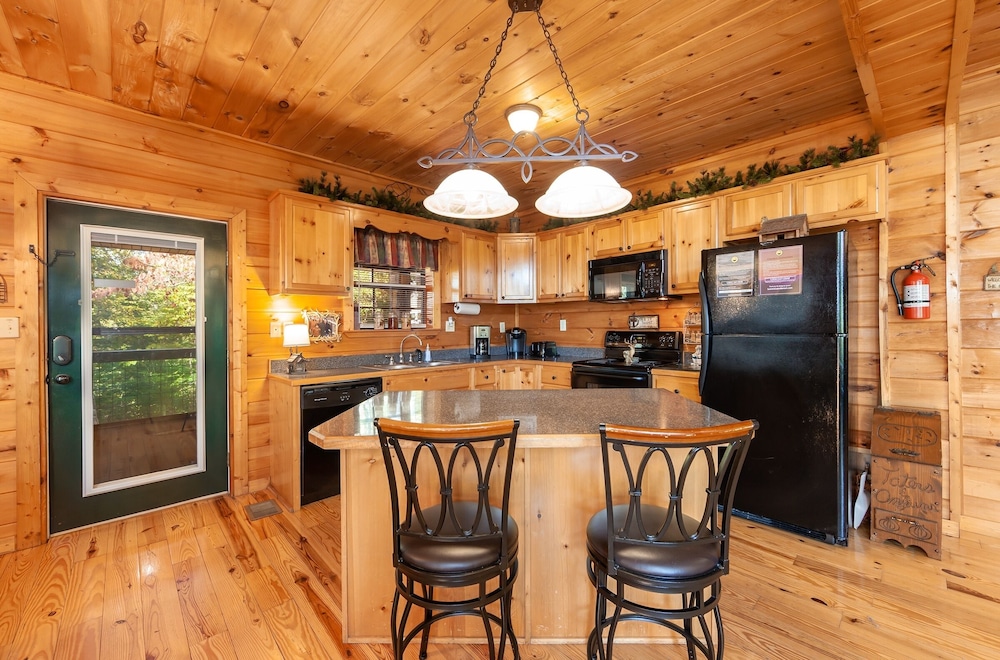 Bama Bear's Den 4 Bedroom Cabin by RedAwning view 4