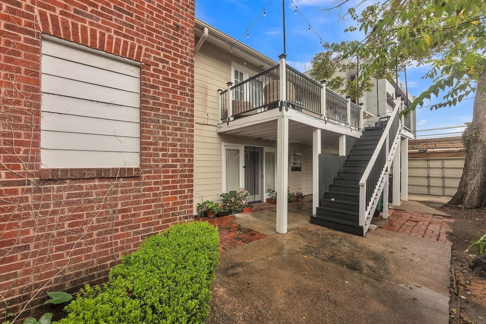 Stylish Museum Apt 3 Comfort & Culture Combined 1 Bedroom Duplex view 2