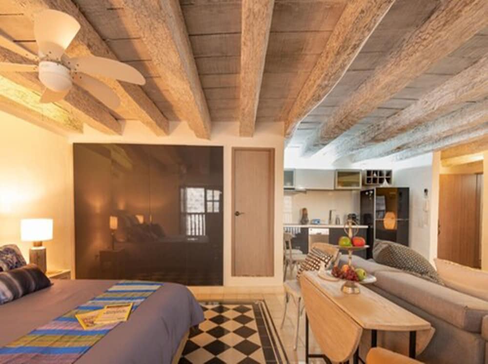 Elegant 1 Bedroom Near San Pedro Church view 2
