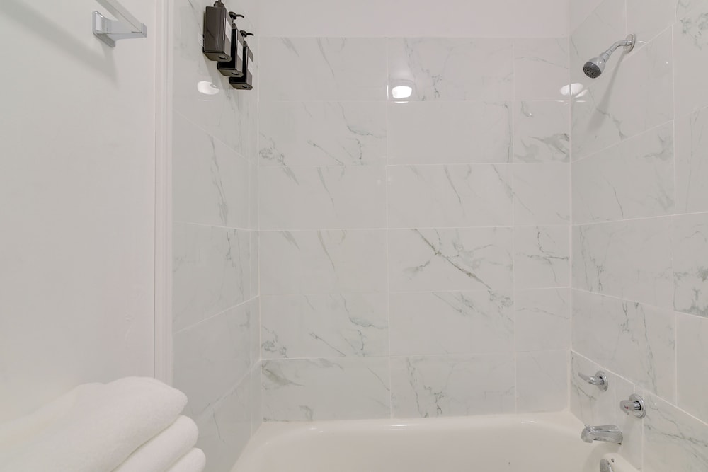 15 Mi to Dtwn Houston: Condo in Gated Community