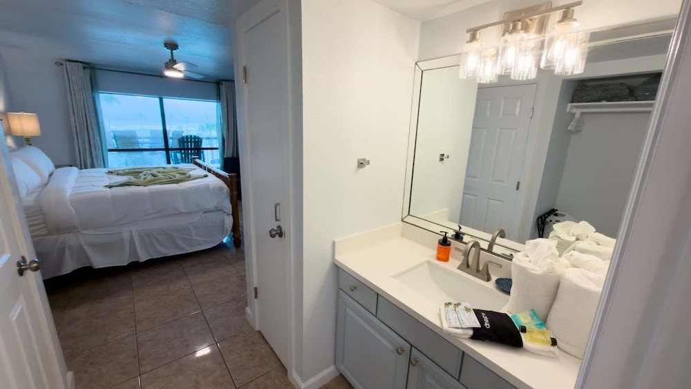 Sleeps 10 Direct Beach Heated Pool 3 Bedroom Apts