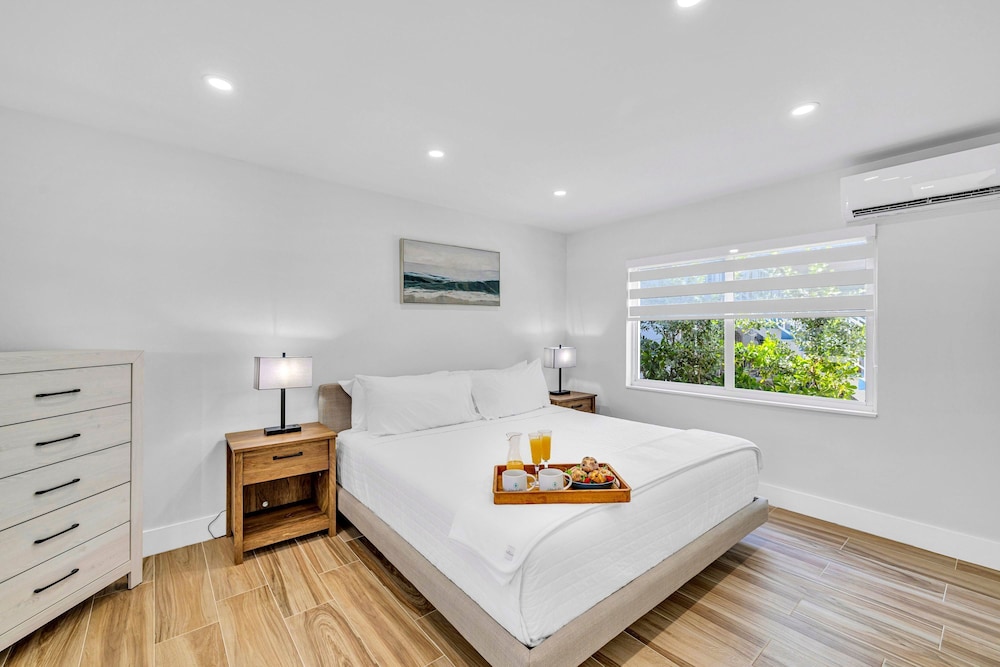 Beach Condo King Bed Lush Patio w BBQ Birch Key Six