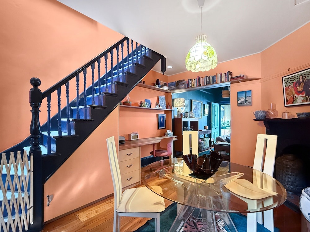 Charming Townhouse Steps From Newcastle Beach