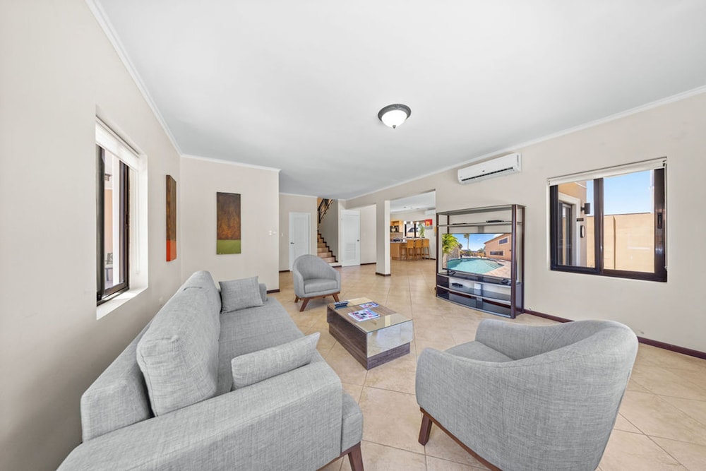 Gold Coast 4br4 5BA Villa w Privatepool Gym