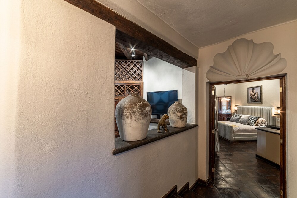 HOLT - Classic Chalet with Pool Overlooking Parroquia