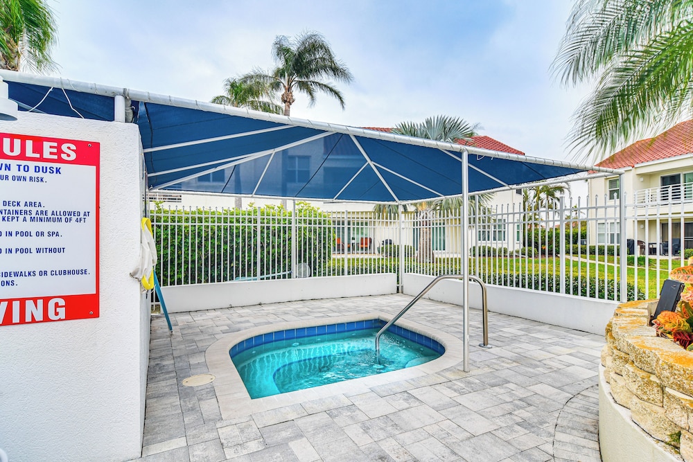 Resort Perks: Condo w/ Private Balcony in St Pete!