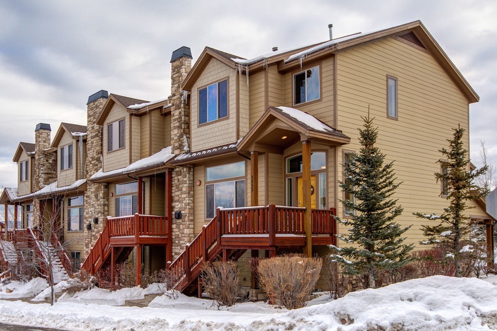 Luge Lane 5 Bedroom Townhouse by RedAwning view 2