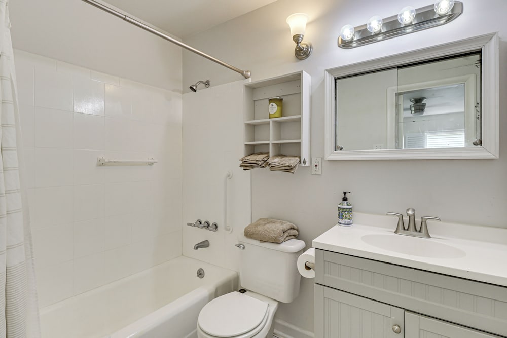 Riverfront Fun: Quiet Home Near Hampton Coastline