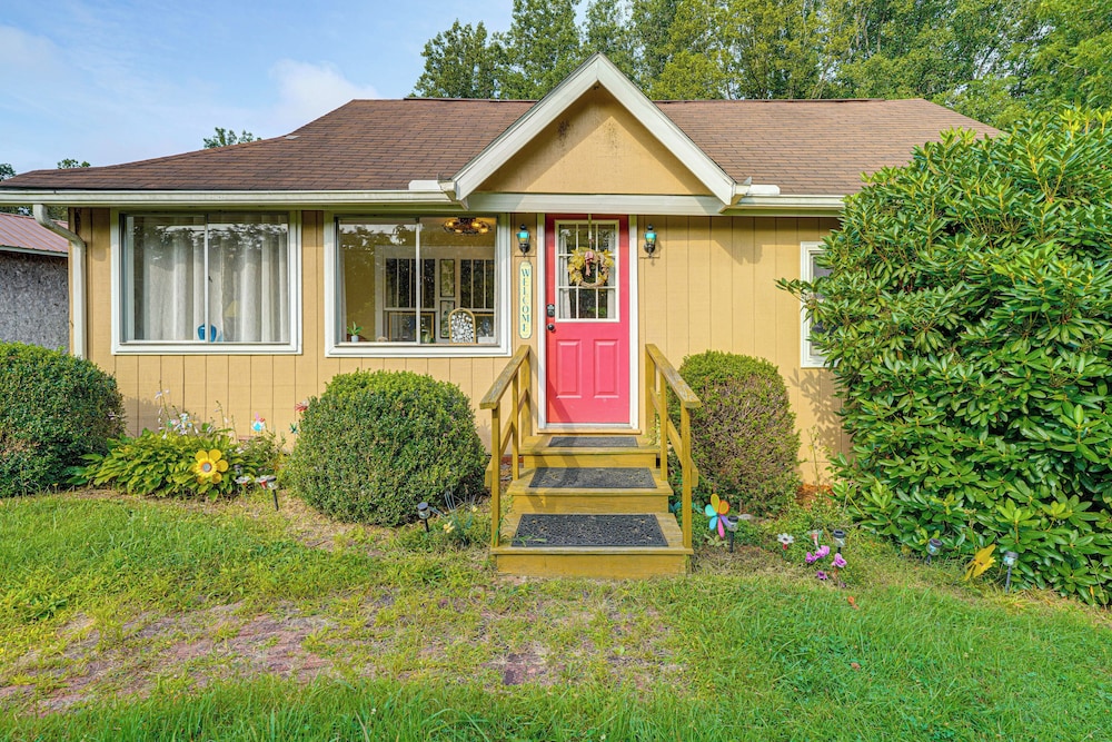 2 Mi to Hiking Trails: Cozy Fayetteville Cottage!
