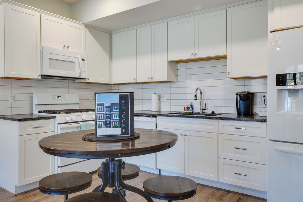 Walk to Front St! Traverse City Condo Near Skiing