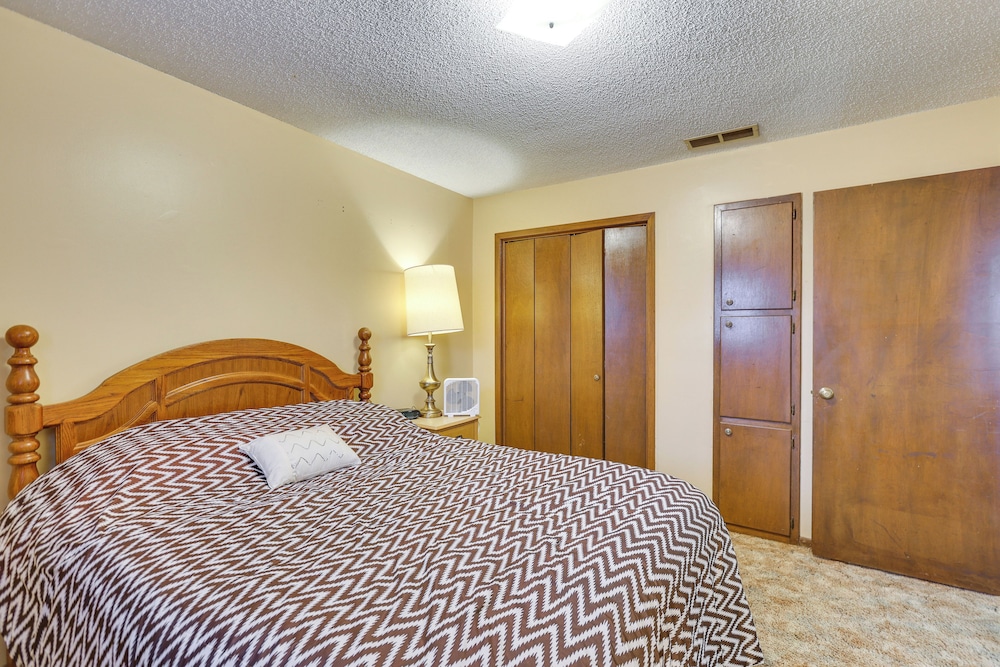 5 Mi to Hutchinson Attractions: Cozy Apt