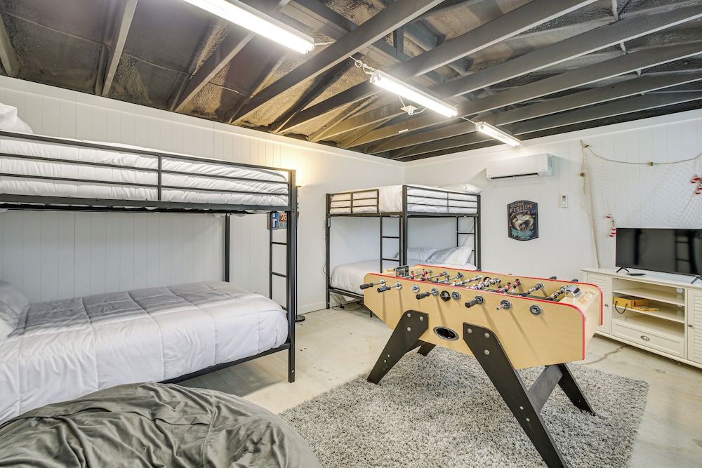 Tranquil Views: Riverfront Retreat in Hot Springs!