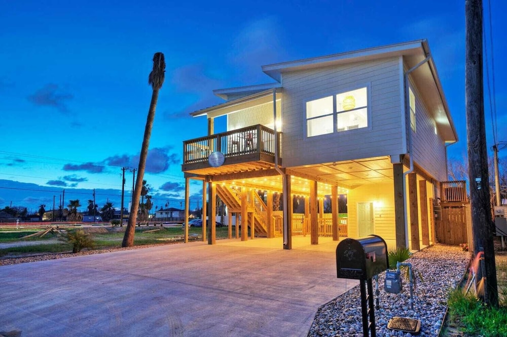 Sleeps 20 2 Modern Homes w/ Private Pool, Deck+patio 3-min Walk to the Beach