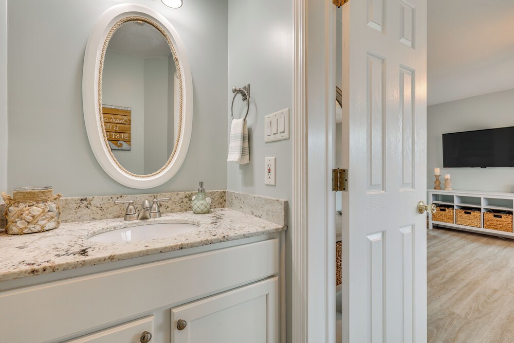 Walk to Shore: Multi-deck Townhome in Kure Beach!